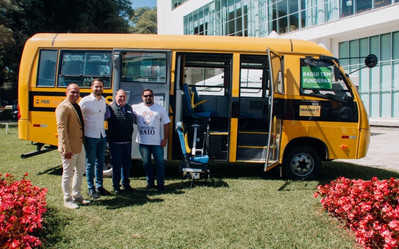 Quatro Barras recebe novo ônibus adaptado para o transporte escolar
