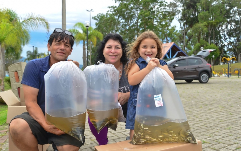 Em segunda remessa, Quatro Barras entrega 15 mil alevinos a produtores do município