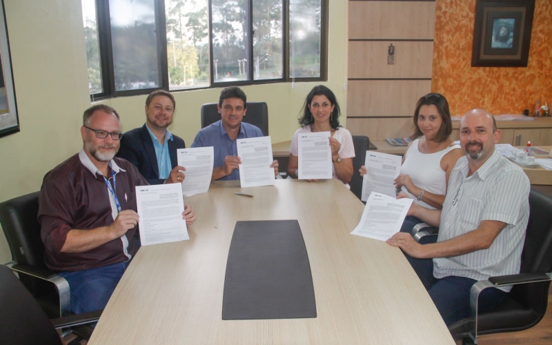 Prefeito Lara assina contrato para construção do CEU das Artes no Santa Luzia