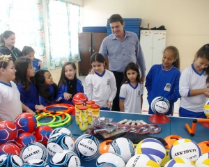 prefeito-e-alunos-.jpg