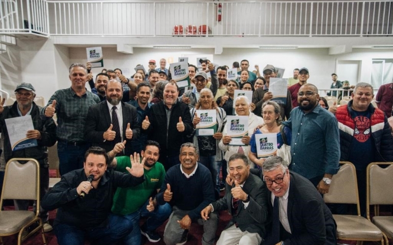 Emoção e alegria marcam a entrega de títulos de propriedade para mais de 30 famílias de Quatro Barras