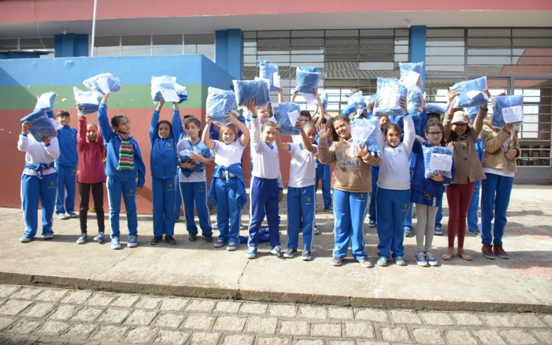 Alunos da rede municipal recebem jaquetas próprias para o inverno
