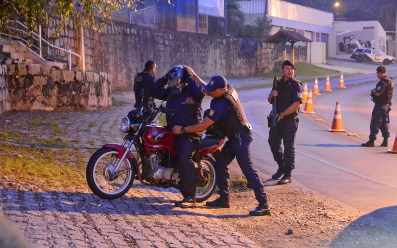 Guarda Municipal vistoria mais de 90 veículos durante operação
