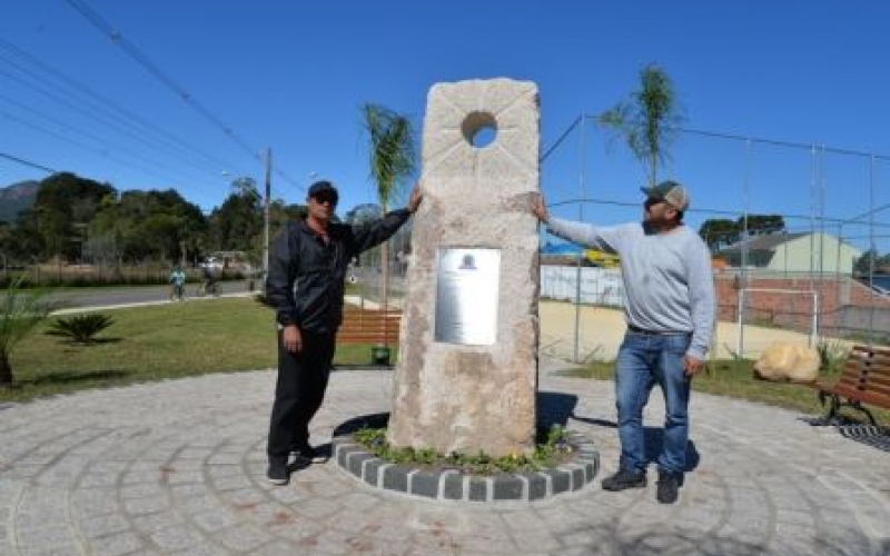 Prefeito Lara e neto do então governador Paulo Cruz Pimentel, Eduardo Pimentel, descerram placa comemorativa ao Cinquent