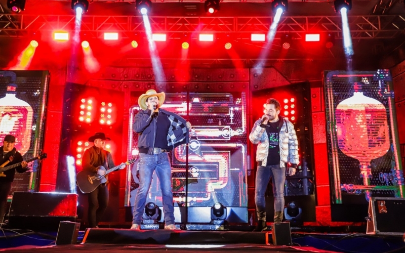 Público vai ao delírio com show de Fernando e Sorocaba, que encerrou o primeiro dia da QBFEST