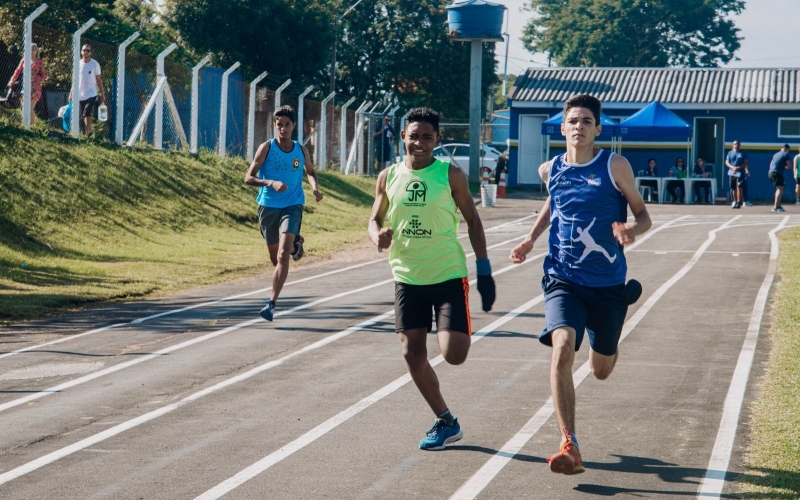 Cerca de 300 atletas participam da 2ª Copa Quatro Barras de Atletismo