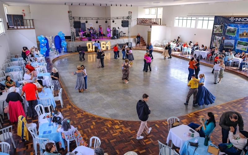 Tradicional Baile da Melhor Idade celebra mais um aniversário da cidade