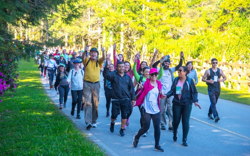 Mais de mil pessoas participam da caminhada comemorativa aos 150 anos da Estrada da Graciosa