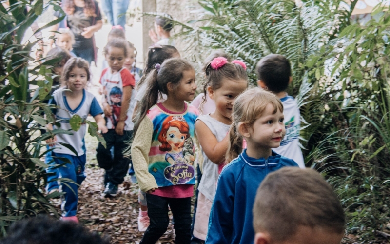 Nas trilhas da Casa da Cultura, crianças fazem busca por ovinhos de Páscoa