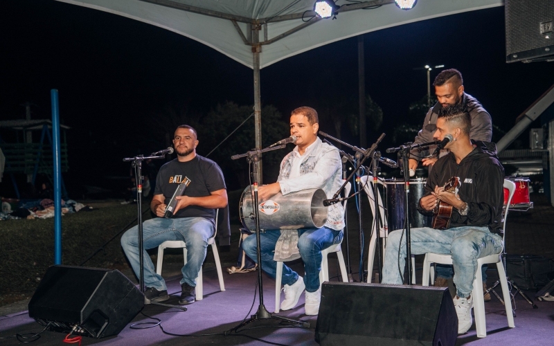 Com grande adesão do público, Feira Noturna é ponto de encontro na praça central