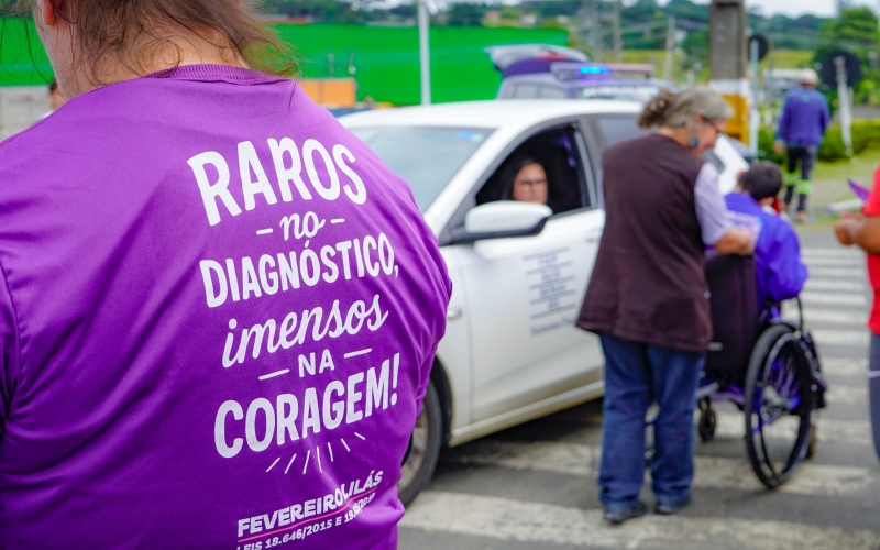 Fevereiro Roxo: blitz conscientiza população sobre as doenças raras 