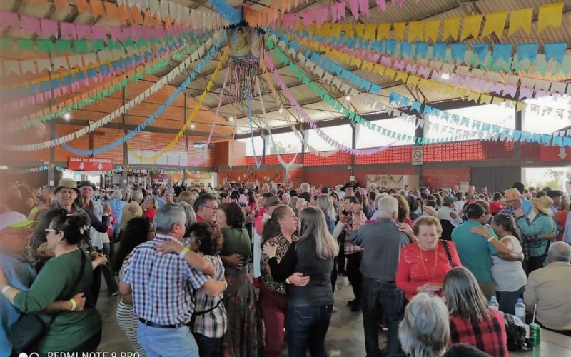 Animação marca participação da Melhor Idade em Festa Junina de Contenda