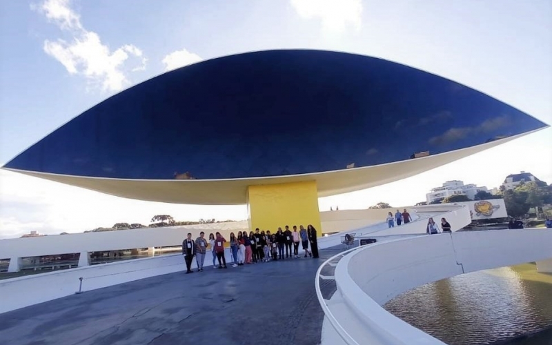 Grupos de jovens do Serviço de Convivência e Fortalecimento de Vínculos visitam o MON