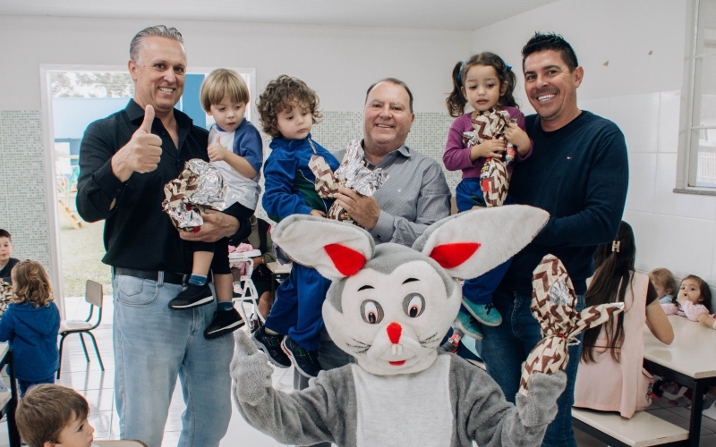 Entrega de chocolates e visita do Coelhinho levaram alegria aos alunos das escolas e CMEIS