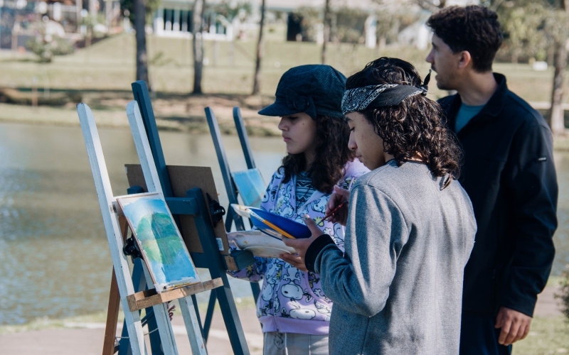 Inspiração na natureza ao ar livre aguça criatividade de alunos do curso de Pintura da Casa da Cultura