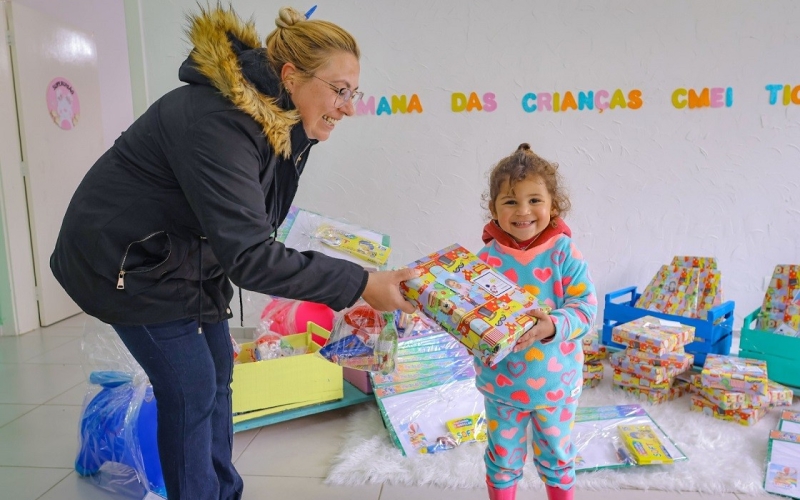 Escolas e CMEIs recebem programações especiais e entrega de presentes para celebrar o Dia das Crianças