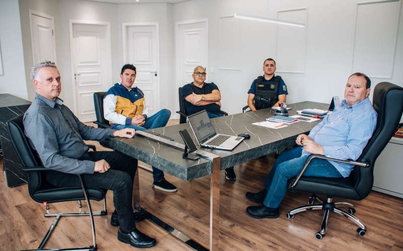 Escolas terão vigilância emergencial da GMQB e prefeito Tolardo propõe programa permanente de segurança