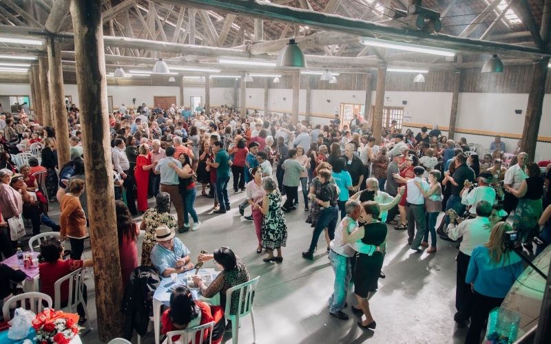Melhor Idade festeja o Baile das Mães no Bosque da Uva