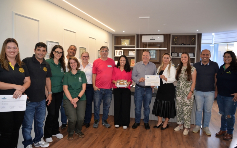 Quatro Barras concede Selo Arte ao empreendimento Di Helena