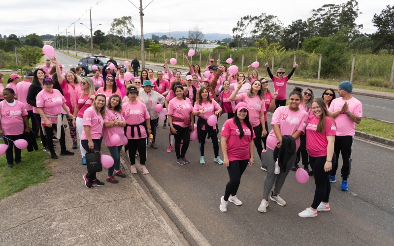 Outubro Rosa mobiliza mais de 100 participantes em caminhada no Menino Deus