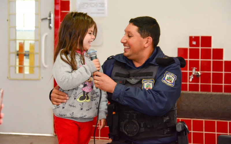 Guarda Municipal usa teatro de fantoches para ensinar boas práticas às crianças
