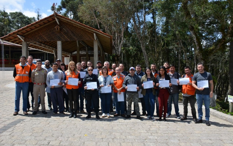 DEFESA CIVIL  DE QUATRO BARRAS QUALIFICA SERVIDORES PARA ATENDIMENTOS DE EMERGÊNCIA