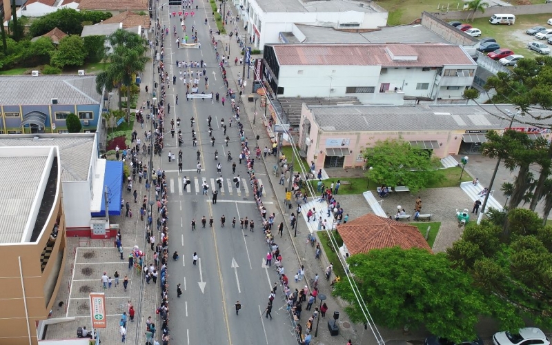 DESFILE CÍVICO EM COMEMORAÇÃO AOS 58 ANOS DE QUATRO BARRAS ENCANTA E EMOCIONA PÚBLICO PRESENTE