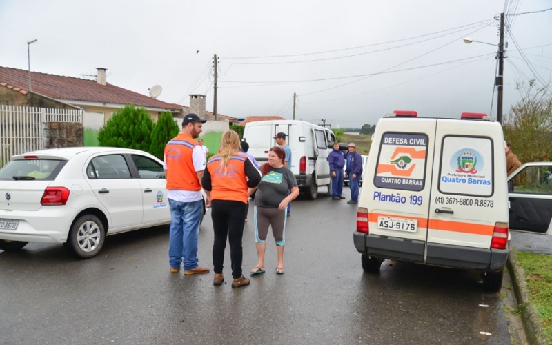 Defesa Civil em Alerta: prefeitura distribui lonas a famílias atingidas pelo granizo.