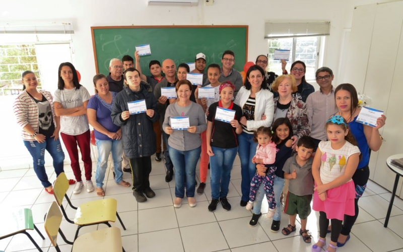 CRAS PROMOVE FORMATURA DOS ALUNOS DO CURSO DE INFORMÁTICA BÁSICA	