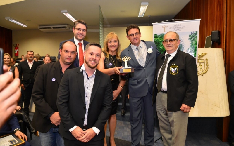 QUATRO BARRAS RECEBE PRÊMIO GESTOR PÚBLICO 2019, PELO PROJETO ENSINAR PARA PROTEGER, DA SUA DEFESA CIVIL