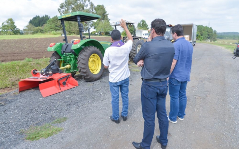 PREFEITO LARA ENTREGA DIVERSOS EQUIPAMENTOS PARA APOIO AO PRODUTOR RURAL.