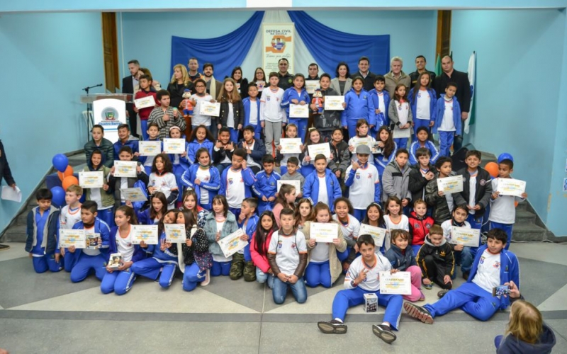 PROJETO ENSINAR PARA PROTEGER REALIZA FORMATURA DE 104 ALUNOS