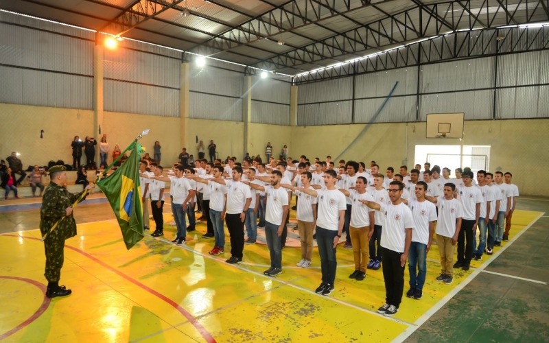 Cerca de 100  jovens que completaram ou completam 18 anos até o final de 2019 receberam os Certificados de Dispensa de I