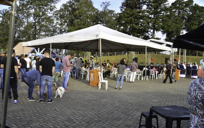 ARRAIÁ DO COMÉRCIO LOTA A PRAÇA RAULINO ALVES CORDEIRO