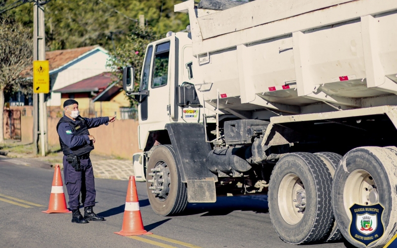 Guarda Municipal orienta motoristas sobre restrição de circulação de caminhões de grande porte na região central