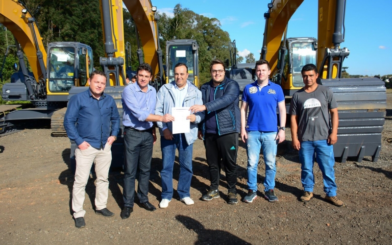 Nova escavadeira vai ampliar obras nos bairros