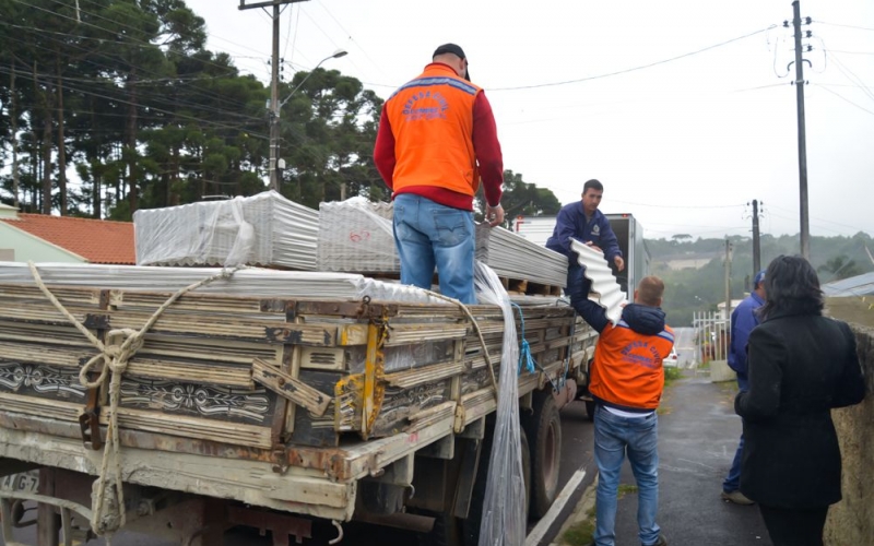 Prefeitura inicia entrega  de telhas para famílias que tiveram casas atingidas por chuva de granizo.