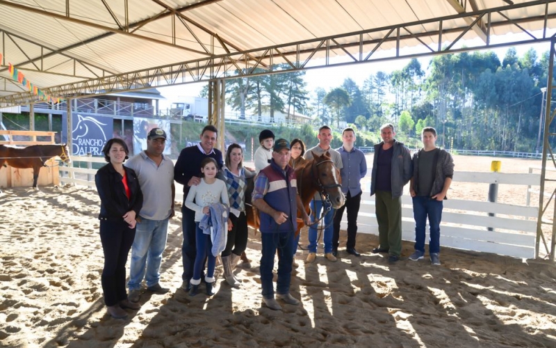SECRETARIA MUNICIPAL DE SAÚDE DE QUATRO BARRAS DISPONIBILIZA PRÁTICA DE EQUOTERAPIA, PARA ESTIMULAR O DESENVOLVIMENTO DE