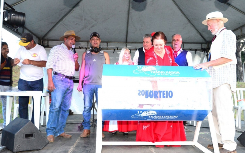 Arraial do comércio reúne lojistas e feirantes em festa típica