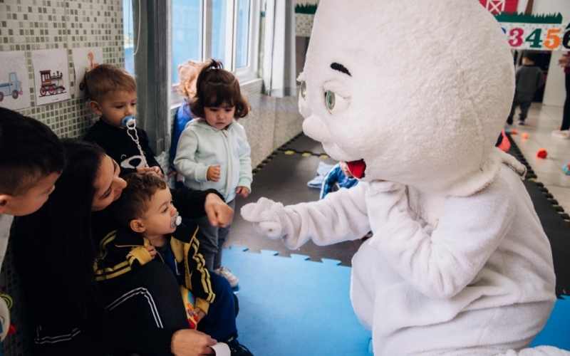 A fim de estimular vacinação, Zé Gotinha visita todos os CMEIS de Quatro Barras