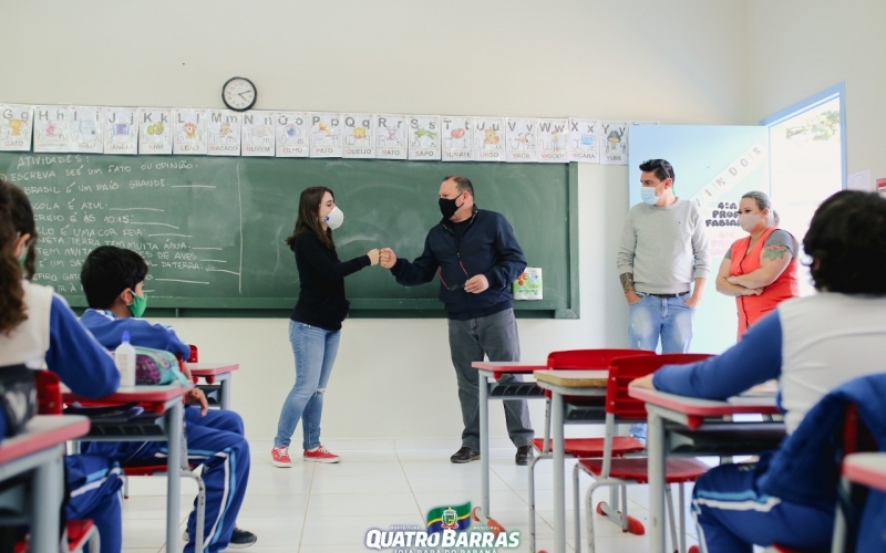 Prefeito Tolardo visita escola e Cmei no momento de retomada integral das aulas