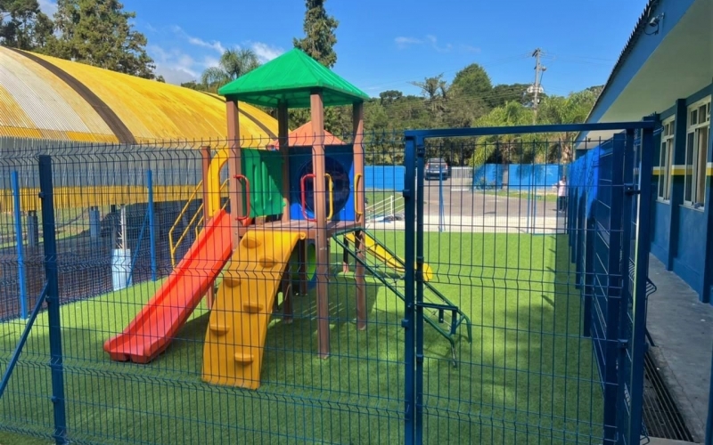Escolas e CMEIS recebem campinho e grama sintética nas áreas de parquinho