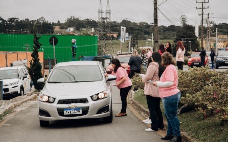 Blitz de orientação abre ações da Campanha Outubro Rosa