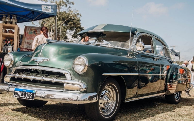 Quatro Barras recebe exposição de carros antigos