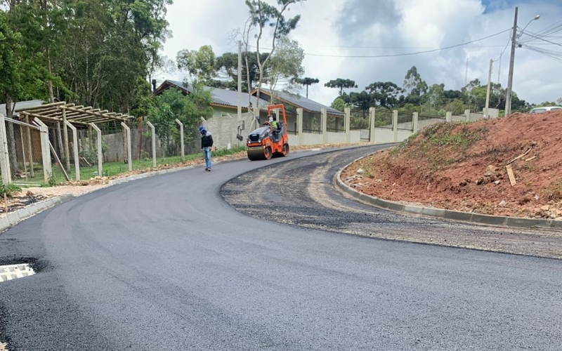 Obras de pavimentação avançam na Rua Padre Gustavo Gian Pietro