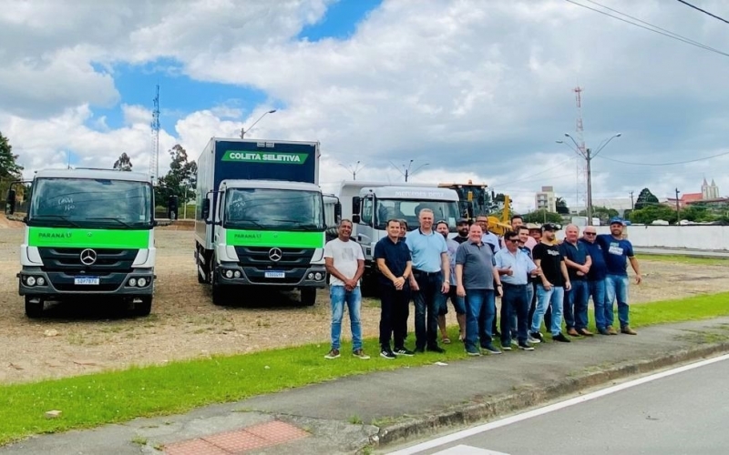 Quatro Barras recebe três novos caminhões para reforçar ações ambientais