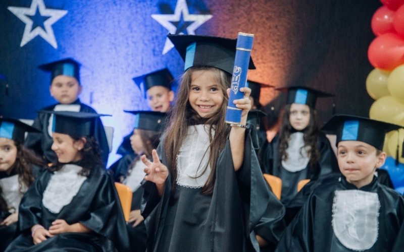 Emoção e alegria marcam formaturas de alunos das escolas e CMEIS