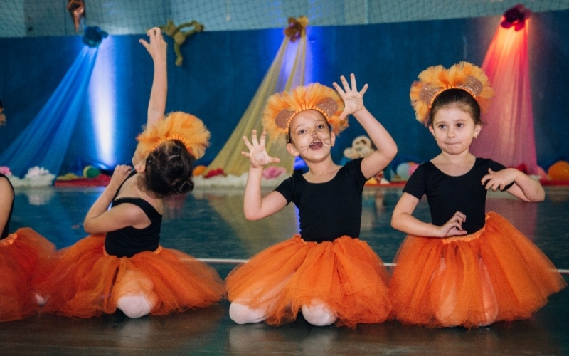 Encantamento marca apresentações de dança de bailarinos de projeto da Prefeitura