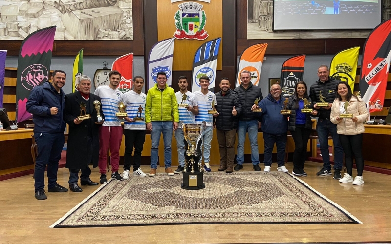 Em cerimônia oficial, Grêmio Vitacor e SE Vitacor, campeão e vice-campeão do QBzão, são premiados
