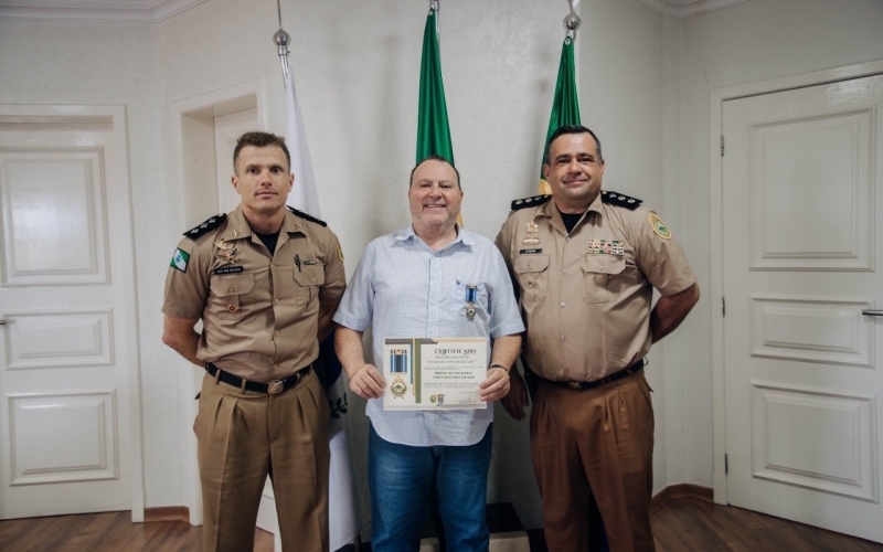 Prefeito Tolardo recebe Medalha de Mérito conferida pela Polícia Militar do Paraná